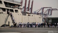 Usai mendapatkan vaksin, pelajar diperkenankan melihat lebih dekat salah satu kapal perang RI, yakni KRI Tanjung Kambani - 971.
