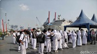 Para pelajar mengantri pemberian vaksin COVID-19 di Mako Kolinlamil, Jakarta Utara, Selasa (3/8). Sebanyak 2000 pelajar dari kelas 6 SD, SMP dan SMA yang tersebar di wilayah Jakarta Utara mendapatkan vaksin tersebut.