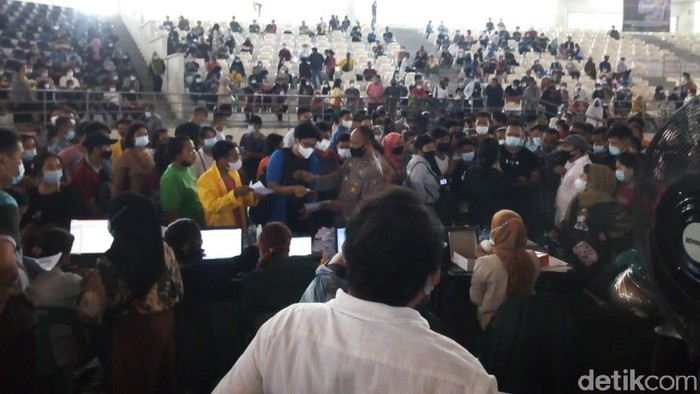 Warga berdesak-desakan ikut vaksinasi di Sumut (Datuk Haris Molana/detikcom)