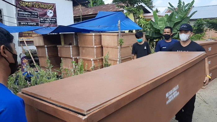 Youtuber bagi 150 peti gratis untuk pasien COVID-19 yang meninggal