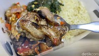Lembaran dagingnya tidak terlalu kering dan memiliki aroma smoky yang enak. Saat dimakan, dagingnya terasa empuk dan lembut. Harga per porsi sei sapi ini sekitar Rp 36 ribu.