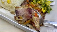 Untuk sei-nya sendiri, Nyapii menggunakan potongan daging sapi yang lebar-lebar. Teksturnya empuk juicy karena ada sedikit bagian lemak di pinggir daging. 