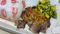 Gerai Nyapii juga mengeluarkan Paket Reguler Sei Sapi Asap Sambal Matah (Rp 33 ribu). Pelengkapnya nasi jagung dan keripik bayam.