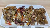Sei sapi sambal matah paling enak dinikmati dengan nasi hangat. Penambahan sambal matah memberi aksen pedas segar yang nikmat.