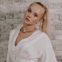 Selain dunia olahraga, Angelina Melnikova juga tertarik dengan dunia bisnis. Mahasiswi Smolensk State Academy of Physical Education itu mendesain dan menjual busana leotard. Foto: Instagram