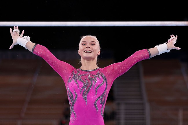 Angelina Melnikova menarik perhatian penonton Olimpiade Tokyo 2020 saat berlaga di sesi senam artistik akhir Juli 2021. Dia membawa pulang medali perunggu dengan meraih 57.199 poin. Foto: Getty Images/Laurence Griffiths