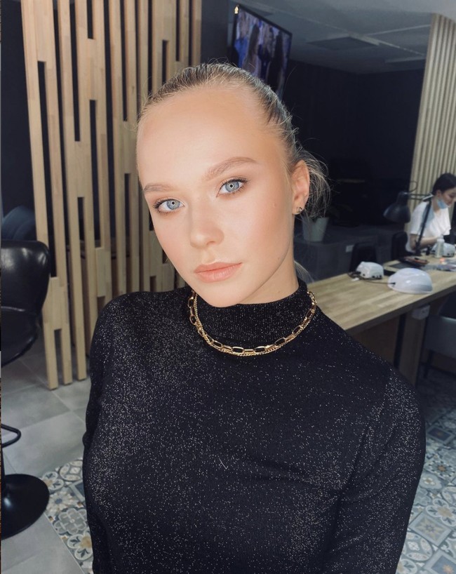 Angelina lahir di Voronezh, Rusia pada 18 Juli 2000. Dia mulai mencoba olahraga senam saat usia enam tahun setelah neneknya mengajaknya. Foto: Instagram