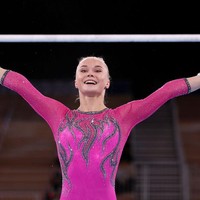 Angelina Melnikova menarik perhatian penonton Olimpiade Tokyo 2020 saat berlaga di sesi senam artistik akhir Juli 2021. Dia membawa pulang medali perunggu dengan meraih 57.199 poin. Foto: Getty Images/Laurence Griffiths