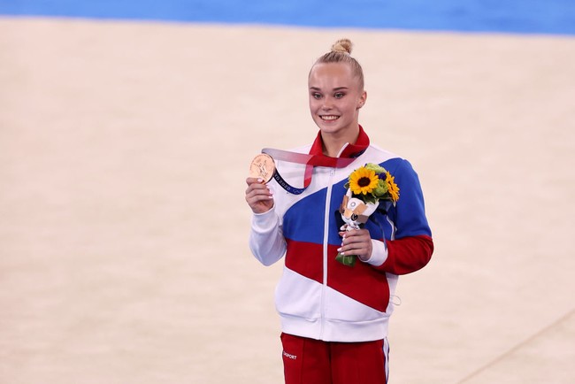 Pada Olimpiade Tokyo 2020, Angelina Melnikova bersama tim senam Rusia juga meraih medali emas. Mereka sukses mengalahkan tim Amerika Serikat dan Inggris. Foto: Getty Images/Laurence Griffiths