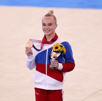 Pada Olimpiade Tokyo 2020, Angelina Melnikova bersama tim senam Rusia juga meraih medali emas. Mereka sukses mengalahkan tim Amerika Serikat dan Inggris. Foto: Getty Images/Laurence Griffiths