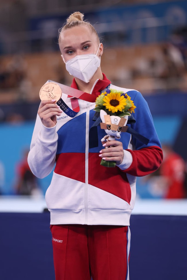 Angelina yang baru berusia 21 tahun termasuk senior di tim senam Rusia. Dia sudah pernah ikut Olimpiade 2016 yang digelar di Rio de Janeiro Brazil. Saat itu, Angelina Melnikova bersama tim senam Rusia meraih medali perak dalam sesi senam artistik tim. Foto: Getty Images/Laurence Griffiths