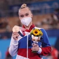 Angelina yang baru berusia 21 tahun termasuk senior di tim senam Rusia. Dia sudah pernah ikut Olimpiade 2016 yang digelar di Rio de Janeiro Brazil. Saat itu, Angelina Melnikova bersama tim senam Rusia meraih medali perak dalam sesi senam artistik tim. Foto: Getty Images/Laurence Griffiths