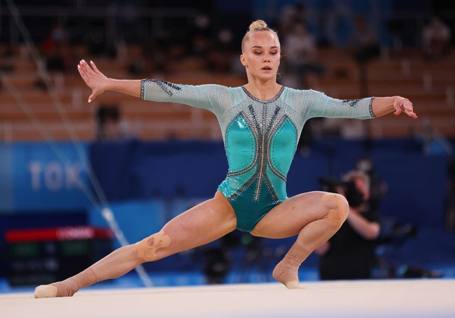 Seperti dikutip dari NYTimes, Angelina Melnikova disebut sebagai salah satu pesenam terbaik di Rusia. Dia berada di urutan keempat saat babak kualifikasi Olimpiade Tokyo 2020. Dia piawai senam lantai, palang, dan meja lompat. Foto: Getty Images/Laurence Griffiths