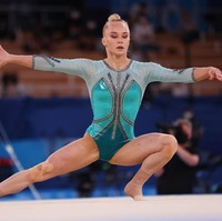 Seperti dikutip dari NYTimes, Angelina Melnikova disebut sebagai salah satu pesenam terbaik di Rusia. Dia berada di urutan keempat saat babak kualifikasi Olimpiade Tokyo 2020. Dia piawai senam lantai, palang, dan meja lompat. Foto: Getty Images/Laurence Griffiths