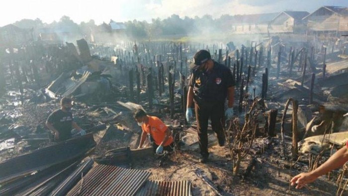 Anggota Inafis Polresta Palangka Raya melakukan olah TKP di Kelurahan Tumbang Rungan, Selasa (3/8/2021). (ANTARA/HO-Polresta Palangka Raya)