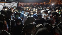 Ribuan warga berdesakan saat mendaftar vaksinasi secara massal yang akan diselenggarakan oleh Pemerintah Provinsi Kalteng, Polda Kalteng, dan Korem 102 Panju Panjung pada 5 Agustus 2021 di Palangkaraya.