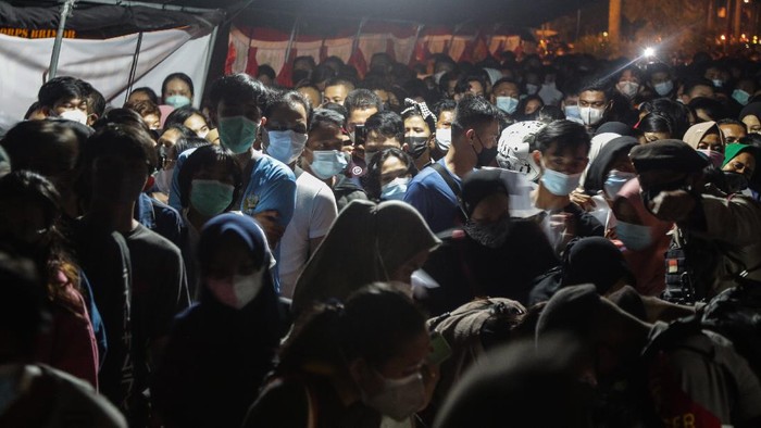 ANTREAN PENDAFTARAN VAKSINASI DI PALANGKARAYA Warga antre mendaftar vaksinasi di kawasan Jalan Yos Sudarso, Palangkaraya, Kalimantan Tengah, Rabu (4/8/2021). Ribuan warga berdesakan saat mendaftar vaksinasi secara massal yang akan diselenggarakan oleh Pemerintah Provinsi Kalteng, Polda Kalteng, dan Korem 102 Panju Panjung pada 5 Agustus 2021 di Palangkaraya. ANTARA FOTO/Makna Zaezar/rwa.