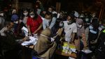 Duh, Ribuan Warga Palangkaraya Antre Daftar Vaksin Tanpa Jaga Jarak