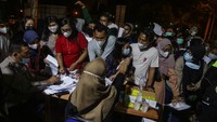 Petugas tampak kesulitan saat melayani pendaftaran vaksin.