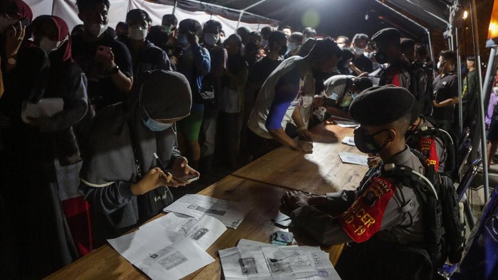 ANTREAN PENDAFTARAN VAKSINASI DI PALANGKARAYA Warga antre mendaftar vaksinasi di kawasan Jalan Yos Sudarso, Palangkaraya, Kalimantan Tengah, Rabu (4/8/2021). Ribuan warga berdesakan saat mendaftar vaksinasi secara massal yang akan diselenggarakan oleh Pemerintah Provinsi Kalteng, Polda Kalteng, dan Korem 102 Panju Panjung pada 5 Agustus 2021 di Palangkaraya. ANTARA FOTO/Makna Zaezar/rwa.