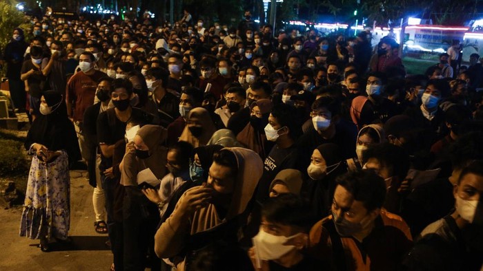 ANTREAN PENDAFTARAN VAKSINASI DI PALANGKARAYA Warga antre mendaftar vaksinasi di kawasan Jalan Yos Sudarso, Palangkaraya, Kalimantan Tengah, Rabu (4/8/2021). Ribuan warga berdesakan saat mendaftar vaksinasi secara massal yang akan diselenggarakan oleh Pemerintah Provinsi Kalteng, Polda Kalteng, dan Korem 102 Panju Panjung pada 5 Agustus 2021 di Palangkaraya. ANTARA FOTO/Makna Zaezar/rwa.