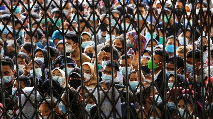 ANTREAN VAKSINASI DI MEDAN Warga antre untuk melakukan vaksinasi di aula Gedung Serbaguna Pemprov Sumatera Utara, Kota Medan, Selasa (3/8/2021). Ratusan warga berdesakan untuk mengikuti vaksinasi yang diselenggarakan oleh Polda Sumatera Utara. ANTARA FOTO/Fransisco Carolio/Lmo/hp.