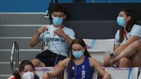 Aksi merajut benang itu menjadi perhatian media masa dan penggemar yang kagum dengan hobinya tersebut. Maddie Meyer/Getty Images. 