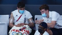 Sebelumnya Tom memang sudah sering menunjukkan kemampuan merajutnya di Instagram. Clive Rose/Getty Images.