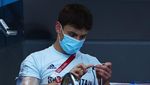Tertangkap Kamera Atlet Loncat Indah Tom Daley Kedapatan Sibuk Merajut