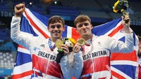 Atlet loncat indah Inggris Raya berhasil meraih medali emas di Olimpiade 2020. Clive Rose/Getty Images.