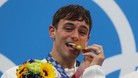 Tom Daley bersama Matty Lee berhasil menjuarai cabang olahraga renang kategori sinkronisasi menara 10 meter. Clive Rose/Getty Images.