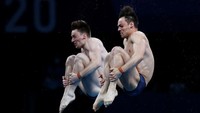 Salah satu aksi Tom Daley and Matty Lee saat mengikuti loncat indah Olimpiade Tokyo 2020. Al Bello/Getty Images.