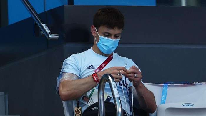 Atlet Loncat Indah Tom Daley Kedapatan Sibuk Merajut di Olimpiade Tokyo Sebuah pemandangan unik terlihat dalam pertandingan loncat indah wanita di Olimpiade Tokyo. Atlet kenamaan Tom Daley kedapatan menonton laga tersebut sambil merajut benang.