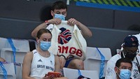 Aksi merajut benang itu menjadi perhatian media masa dan penggemar yang kagum dengan hobinya tersebut.  Sebelumnya Tom memang sudah sering menunjukkan kemampuan merajutnya di Instagram.  AFP/OLI SCARFF
