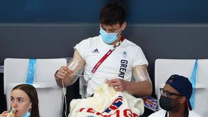 Tertangkap Kamera Atlet Loncat Indah Tom Daley Kedapatan Sibuk Merajut