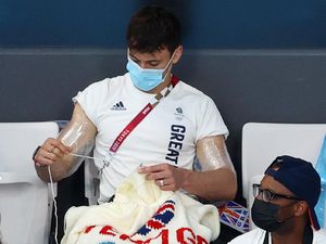 Tertangkap Kamera Atlet Loncat Indah Tom Daley Kedapatan Sibuk Merajut