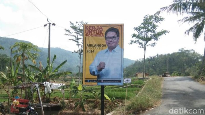 Baliho Airlangga Hartarto di Brebes, Jawa Tengah