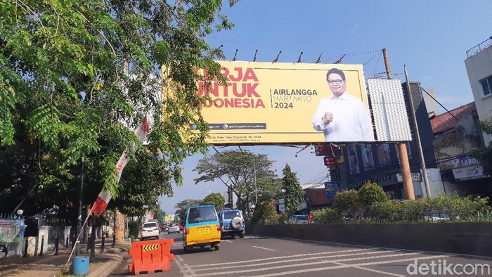 Baliho Airlangga Hartarto menguasai jalanan Serang Raya
