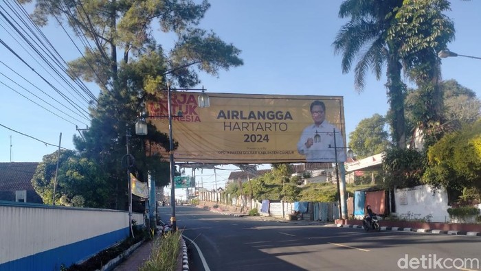Baliho Airlangga Hartato di Cianjur