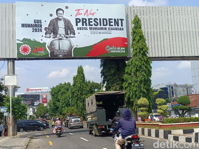 Baliho Muhaimin Iskandar kuasai jalan perkotaan Karawang