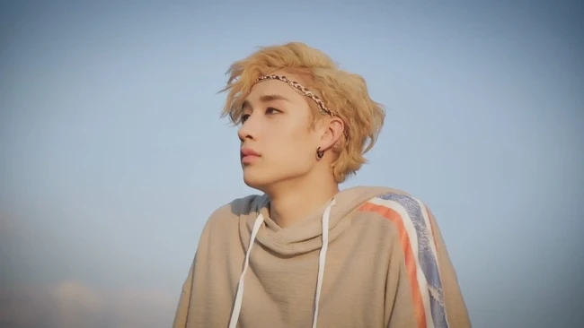 Bang Chan Stray Kids debut di daftar pria tertampan TC Candler tahun ini. English speaker dalam grup Stray Kids itu langsung menempati urutan ke-24. Sejumlah penggemar Indonesia melihat kemiripannya dengan pesinetron Ammar Zoni. Foto: (dok. JYP Entertainment)