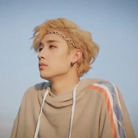 Bang Chan Stray Kids debut di daftar pria tertampan TC Candler tahun ini. English speaker dalam grup Stray Kids itu langsung menempati urutan ke-24. Sejumlah penggemar Indonesia melihat kemiripannya dengan pesinetron Ammar Zoni. Foto: (dok. JYP Entertainment)
