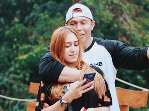 5 Artis Pria Nikahi Perempuan Lebih Muda, Ada yang Terpaut 45 Tahun