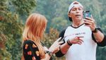 Ini Potret Istri Bang Tigor Dalam Dekapan Otot Bisep