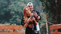 Di Instagram, Bang Tigor sering memperlihatkan kemesraan dengan sang  Istri. (Foto: dok. Instagram @bangtigor75)    