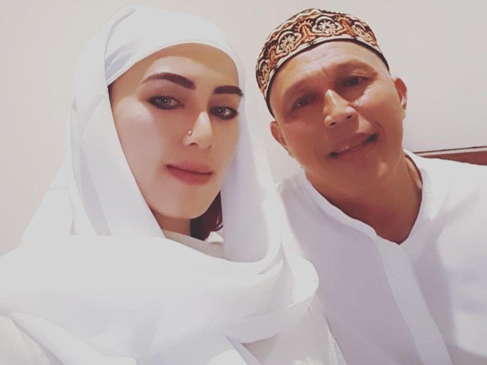 Bang Tigor dan istrinya.