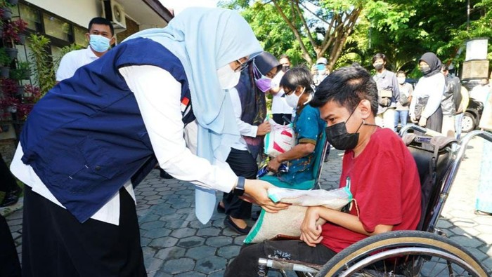 Banyuwangi Salurkan 3.000 Bansos Beras ke Warga Tak Terdaftar DTKS