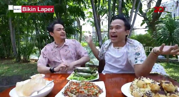 Bikin Laper! Anwar dan Thomas Djorghi Makan Nasi Bakar Tuna Sedap