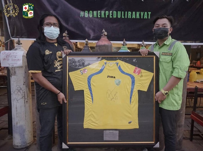 Bonek terus memberikan bantuan kemanusiaan di tengah pandemi COVID-19. Salah satunya memberikan bantuan oksigen gratis kepada warga yang terpapar COVID-19.