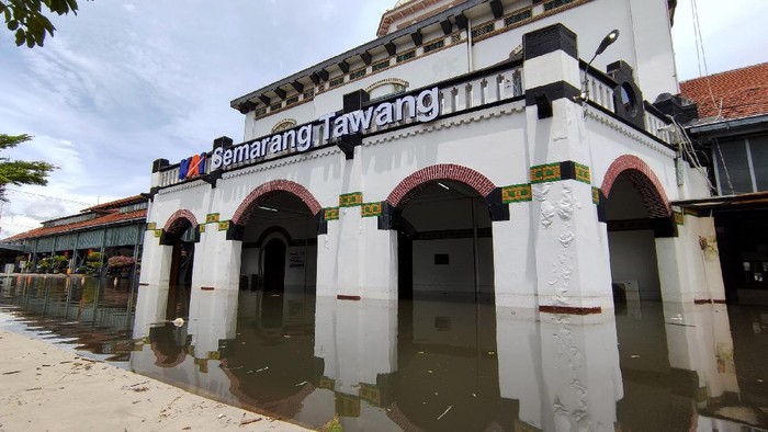 Dibanding Jakarta, ternyata kondisi penurunan tanah di kawasan pesisir Pekalongan, Semarang, dan Demak lebih mengkhawatirkan. Setiap tahun penurunannya sekitar 15-20 cm.
